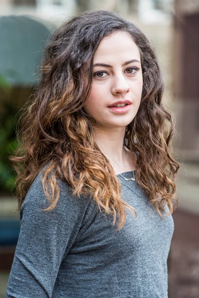 girl teen model with wavy hair and gray shirt